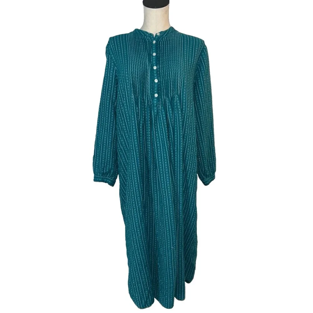 L.L.Bean Women's Embroidered Pintuck Flannel Nightgown size L Retro Cottagecore